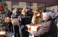Me kontributin e përbashkët të të gjithë punonjësve të Policisë Bashkiake, u blenë dhjetra dhurata për fëmijët dhe të moshuarit e Qendra Sociale ” Të Qendrojmë Së Bashku” në Kombinat, Bashkia Tiranë dhe me shumë dashuri, së bashku me shërbimet sociale, u shpërndanë dhuratat, si dhe u servir vakti i drekës për ta.